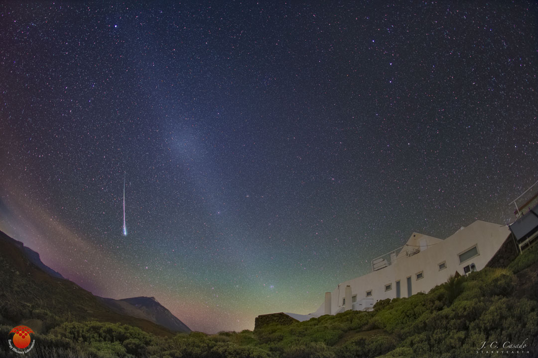 Rainbow airglow over the Azores.  See Explanation.
Moving the cursor over the image will bring up an annotated version.
Clicking on the image will bring up the highest resolution version
available.